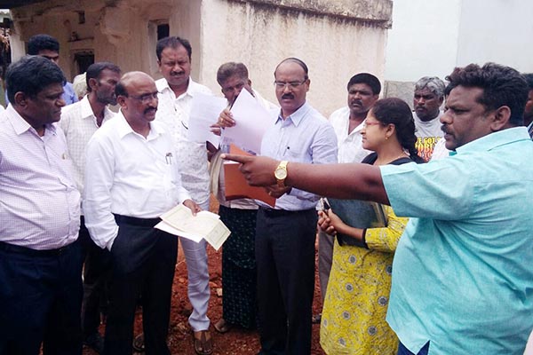 ​ದಲಿತ ಕಾಲನಿ ಸಂಪರ್ಕ ರಸ್ತೆಯಲ್ಲಿನ ಶೌಚಾಲಯ ತೆರವಿಗೆ ನೋಟಿಸ್